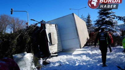 Erzurum'da Kamyon Refüje Çıkıp Devrildi