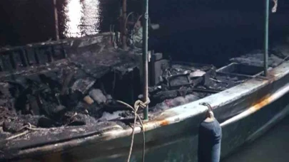 Antalya'da Yıldırım Düşmesi Sonucu 3 Tekne Kül Oldu