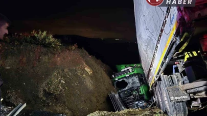 Manavgat'ta Tır Şarampole Devrildi: Sürücü Ağır Yaralandı