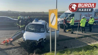 Çorlu'da Beton Bloğa Çarpan Otomobilin Feci Kazası: 1 Çocuk 5 Yaralı