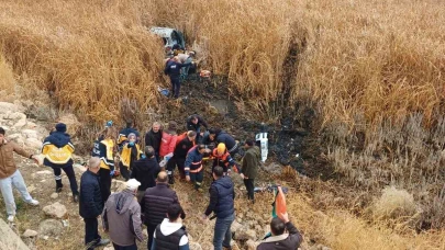 Van'da Takla Atan Araç Yol Kenarındaki Bataklığa Uçtu: 5 Yaralı