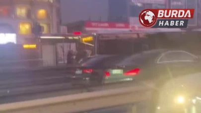 Küçükçekmece'de Metrobüsün Motor Kısmında Yangın Çıktı