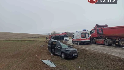 Çorum'da Tırın Dorsesi Hafif Ticari Araca Devrildi: 2 Yaralı!