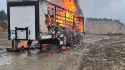 Bolu'da Kağıt Yüklü Tırın Dorsesi Alev Alev Yandı