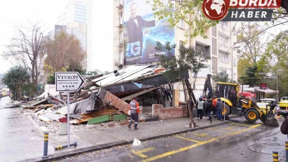 25 Kişinin Zehirlenmesiyle İlgili Gündeme Gelen Restoran Yıkıldı