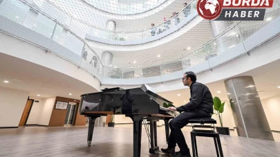 Mersin'de otizmli piyanist, belediye binasında piyano resitali sunuyor