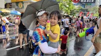 Tayland’daki Songkran Su Festivali'nden renkli görüntüler