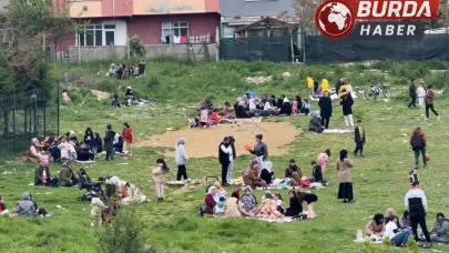 Arnavutköy’de vatandaşlar parklara çadırlar kurdu.