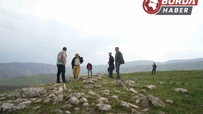 Muş’ta hayvan otlatan köylüler yeni bir kale keşfetti.