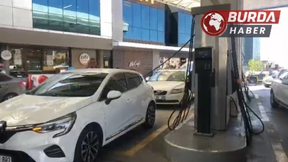 Depremden sonra akaryakıt istasyonlarında kuyruklar oluştu.