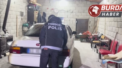 Bitlis’te köpeklerin altına gizlenmiş uyuşturucu madde yakalandı.