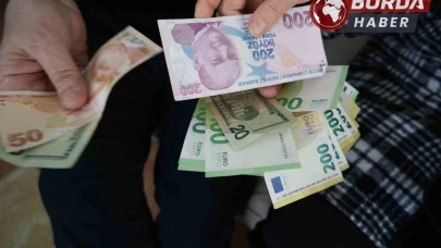 Samsun’da bir kadın bulduğu içi döviz dolu cüzdanı polise teslim etti.