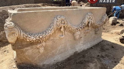PAÜ: Stratonikeia’da 2000 yıllık girlandlı lahit bulundu.