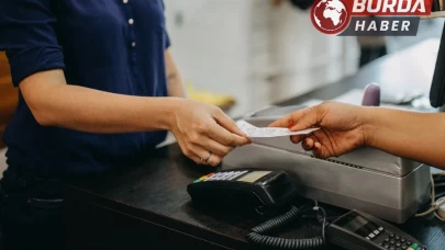 Bayrampaşa’da marketteki kasiyeri darp eden şüpheli yakalandı.