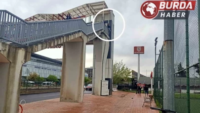 Üst geçidin korkuluklarına çıkan kadını polis zor ikna etti.