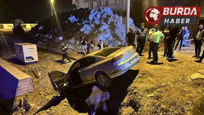 Navigasyon mağduru sürücünün kullandığı otomobil araziye uçtu.
