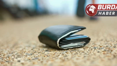 Önünde yürüyen vatandaşın düşen cüzdanını alan şahıs kayıplara karıştı