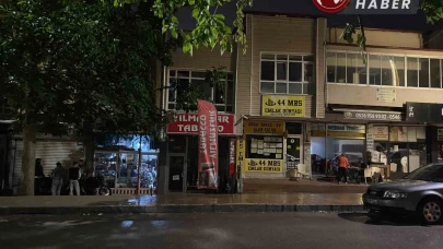 İş yerinde kapı üstüne kilitlenince camda düşerek ağır yaralandı.