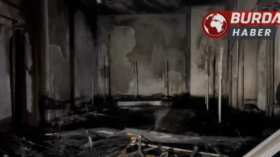 Gelinlikçide çıkan yangında yüzlerce gelinlik yanarak küle döndü.
