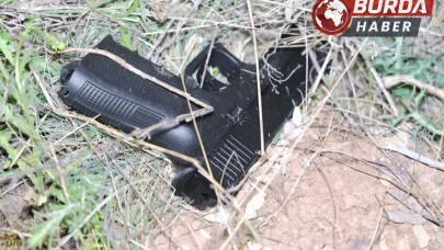Aksaray’da devriye atan polis ekipleri çalılar arasında tabanca buldu.