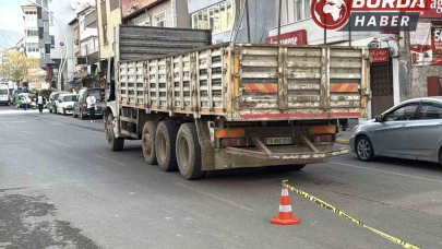 Karabük'te kamyonun çarptığı genç kız hayatını kaybetti.
