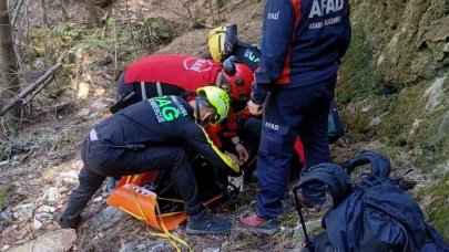 Kayıp dağcının cansız bedeni uçurumdan helikopterle alındı.