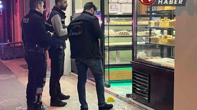 Husumetlisinden kaçarak kafeye saklandı, silahlı saldırıda yaralandı.