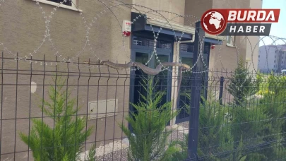 Tellere dolanan 1,5 metre boyundaki yılan vatandaşları korkuttu.