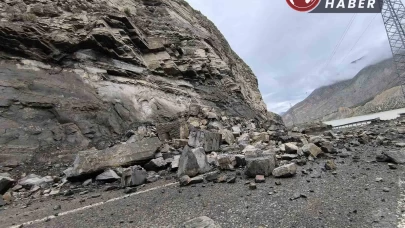 Erzurum-Artvin kara yolunda heyelan meydana geldi.