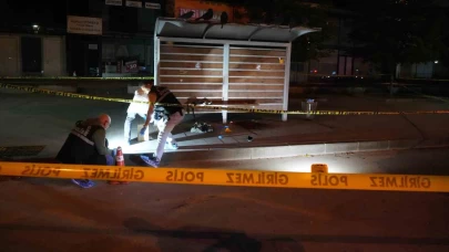Emekli polis otobüs durağında kendi silahıyla intihar etti.