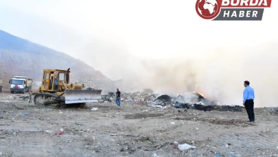 Manisa'da çöplük yangını: 1 itfaiye eri dumandan etkilendi.