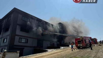 Arnavutköy’deki terlik fabrikasında çıkan yangın paniğe neden oldu.