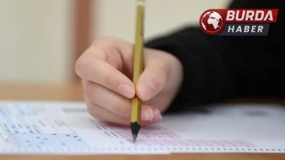 Sınıfta yanlış kitapçık dağıttılar, sınav ortasında topladılar.