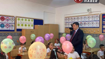 Okulun son günü Ankara Valisi Şahin öğrencilere karne dağıttı.