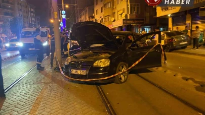 Alkollü sürücü tramvay yoluna daldı, 2 kişi yaralandı.