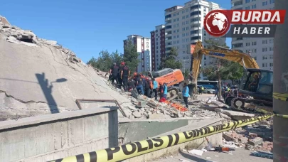 Çöken binanın enkazından operatörünün cansız bedeni çıkarıldı.