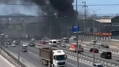 Gebze'de döküm fabrikasında yangın: Gökyüzü siyah dumanla kaplandı