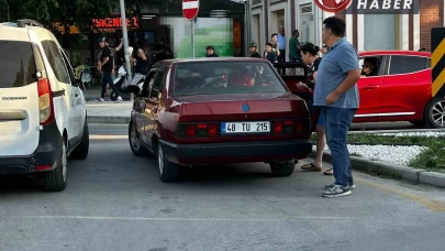 Polise mukavemet gösteren çocuğuna annesi "beter ol" dedi.