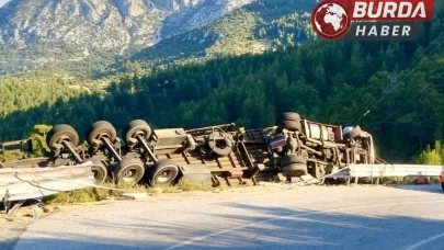 Antalya’da demir profil yüklü tır devrildi: 1 kişi öldü