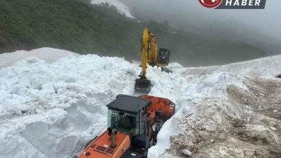 Rize’nin yüksek kesimlerinde karla mücadele çalışmaları sürüyor.