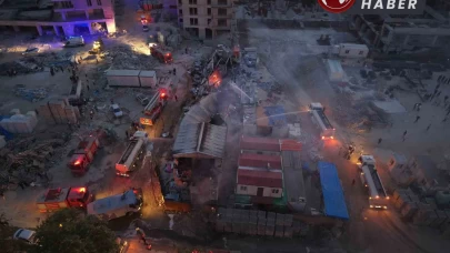 Hatay'da işçilerin kaldığı prefabrik yatakhane alevlere teslim oldu.