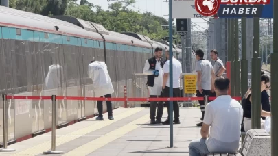 Ataköy istasyonunda bir kişi raylara atlayarak intihar etti.