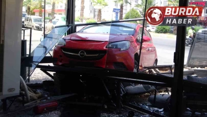Mersin’de kontrolünü kaybeden kadın sürücü kafeye daldı.
