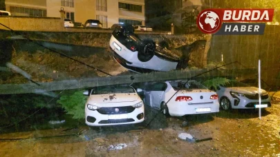 Kuvvetli sağanak sebebiyle istinat duvarı araçların üzerine devrildi.