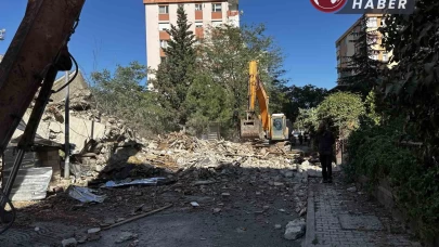 Maltepe’de 11 katlı bina yıkım sırasında çöktü.