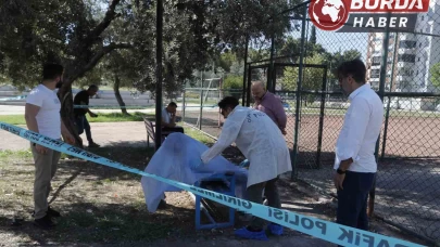 Bir kişi park içerisinde oturduğu bankta ölü bulundu.