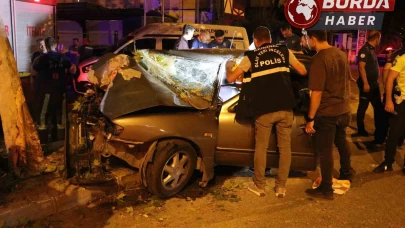 Ağaca ok gibi saplanan otomobilde 2 kişi öldü, 1 kişi ağır yaralandı.