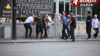 Bıçağı boğazına dayayan şahsa polis ekipleri müdahale etti.