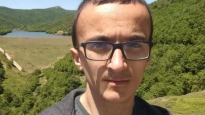 Bursa'da başı çekyatın altına sıkışmış halde ölü bulundu.