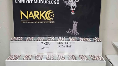 16 yaşındaki şüpheli 2 bin 809 adet uyuşturucu hapla yakalandı.